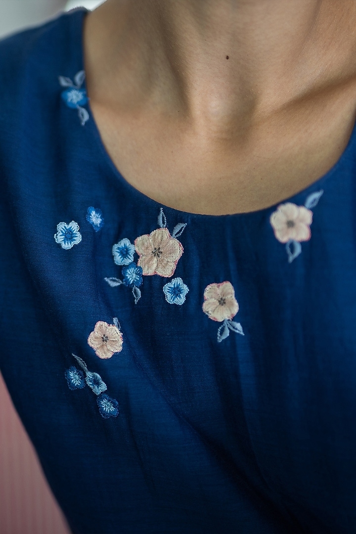 Sapphire Blue Floral Embroidered Kurta Set by Vaayu at Pernia's Pop Up Shop