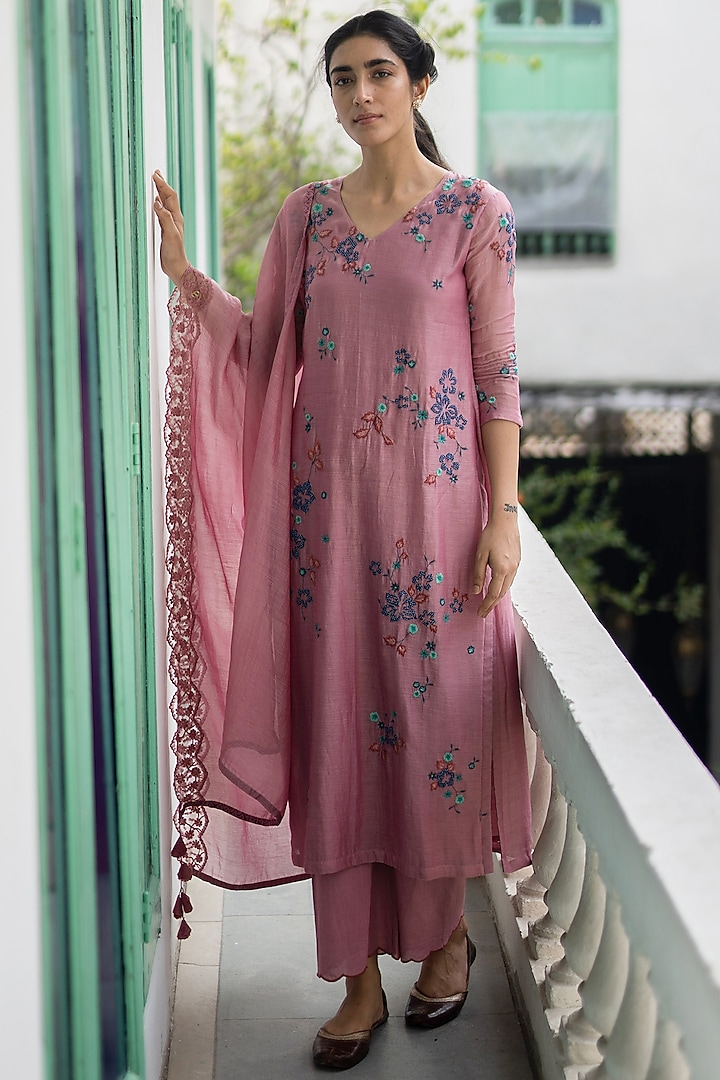 Rose Applique Kurta Set Design by Vaayu at Pernia's Pop Up Shop 2024