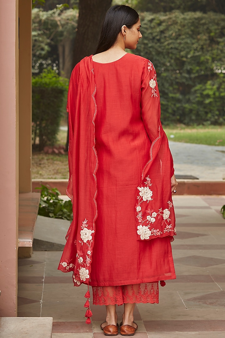 Camellia Embroidered Kurta Set by Vaayu at Pernia's Pop Up Shop