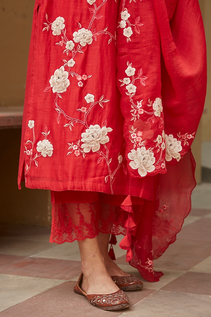 Camellia Embroidered Kurta Set by Vaayu at Pernia's Pop Up Shop