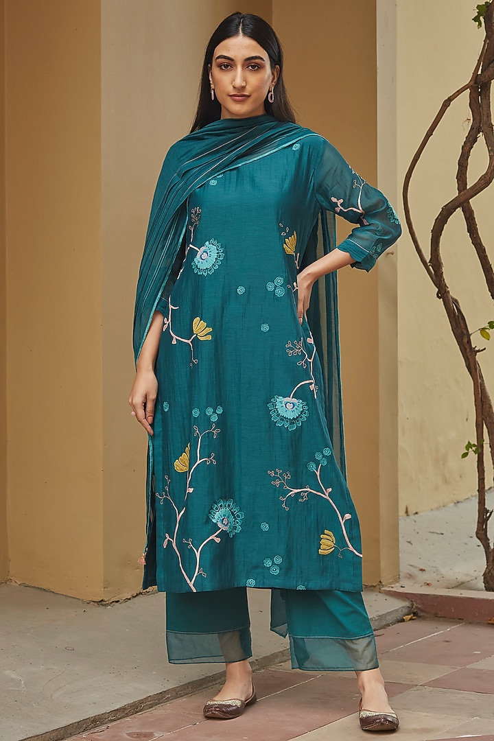 Ivy Embroidered Kurta Set by Vaayu at Pernia's Pop Up Shop