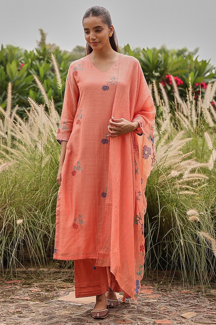 Magnolia Muslin Cotton Thread Embroidered Kurta Set by Vaayu at Pernia's Pop Up Shop
