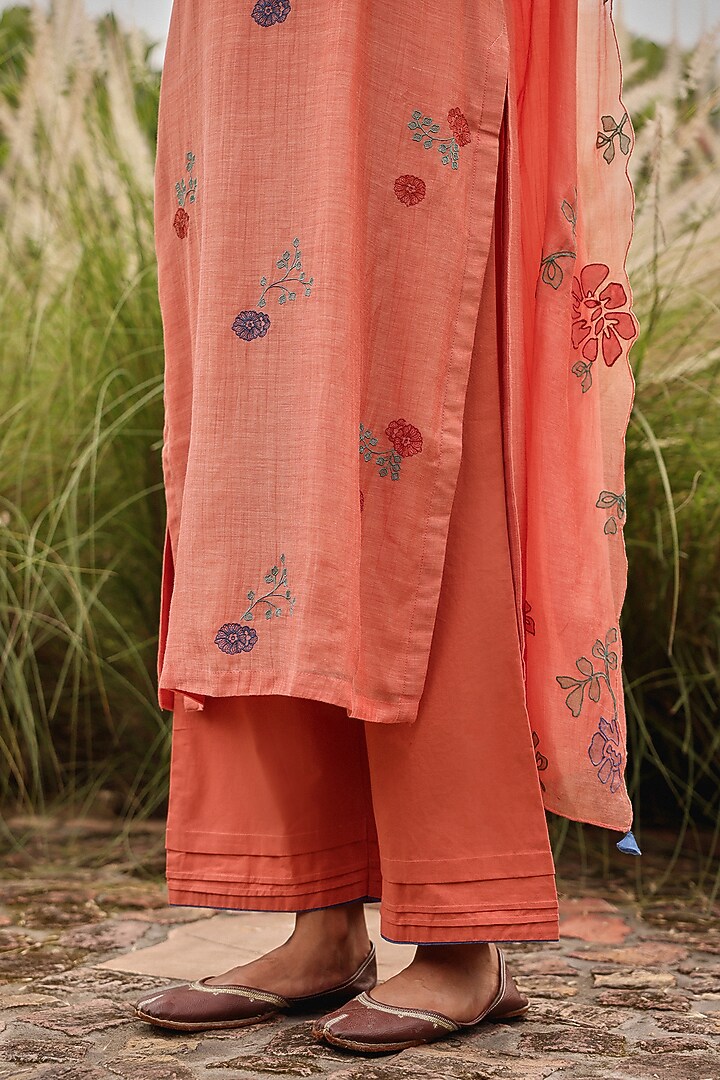 Magnolia Muslin Cotton Thread Embroidered Kurta Set by Vaayu at Pernia's Pop Up Shop