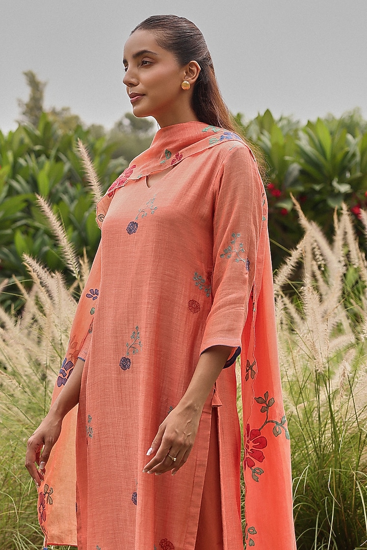Magnolia Muslin Cotton Thread Embroidered Kurta Set by Vaayu at Pernia's Pop Up Shop