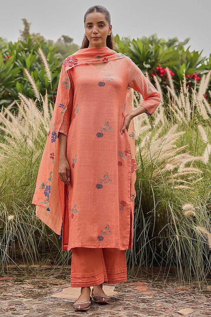 Magnolia Muslin Cotton Thread Embroidered Kurta Set by Vaayu at Pernia's Pop Up Shop