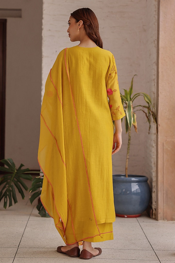 Canary Muslin Cotton Floral Motif Kurta Set by Vaayu at Pernia's Pop Up Shop