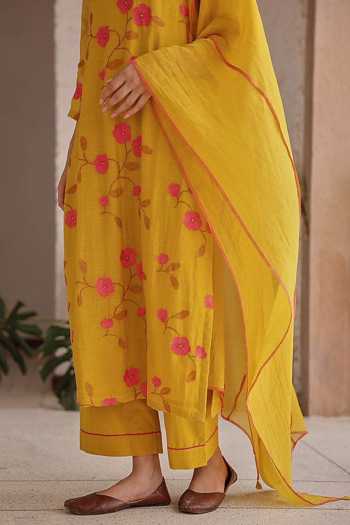 Canary Muslin Cotton Floral Motif Kurta Set by Vaayu at Pernia's Pop Up Shop
