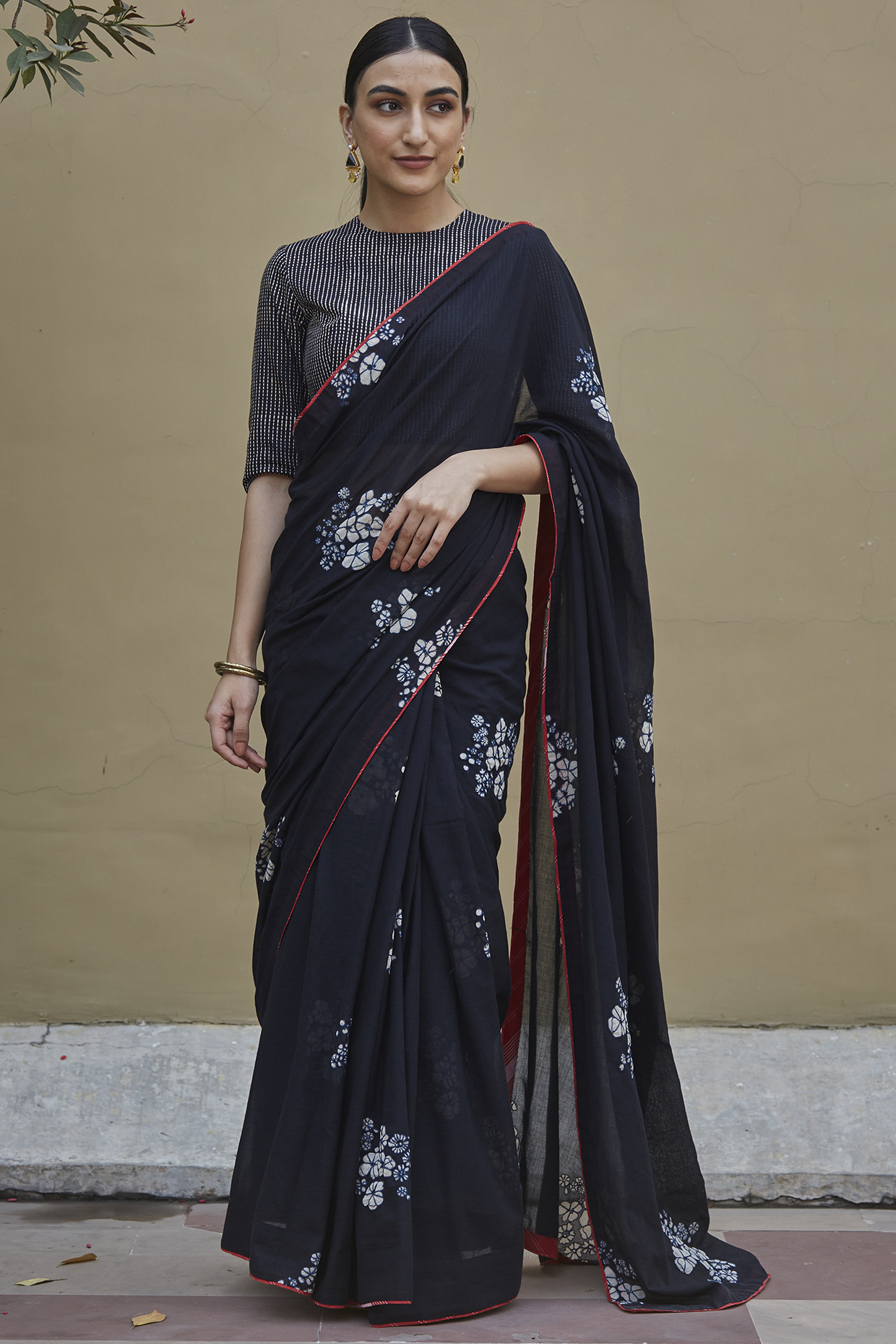 Onyx Floral Printed Saree Set by Vaayu