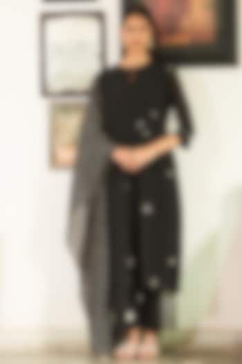 Onyx Muslin Cotton Thread Embroidered Kurta Set by Vaayu at Pernia's Pop Up Shop