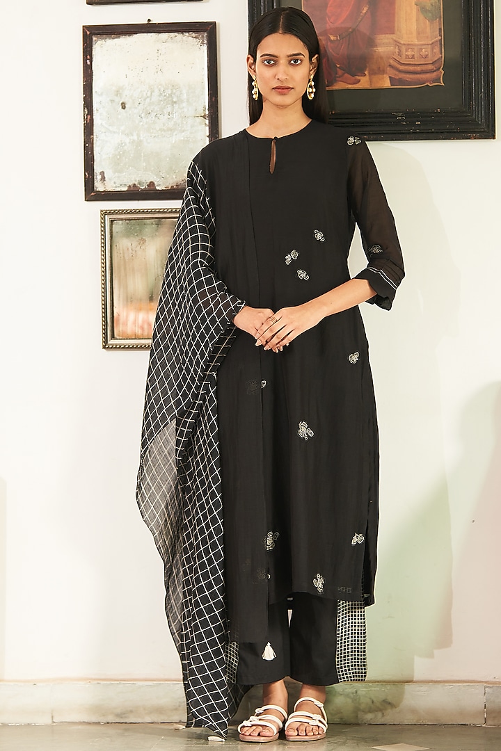 Onyx Muslin Cotton Thread Embroidered Kurta Set by Vaayu at Pernia's Pop Up Shop