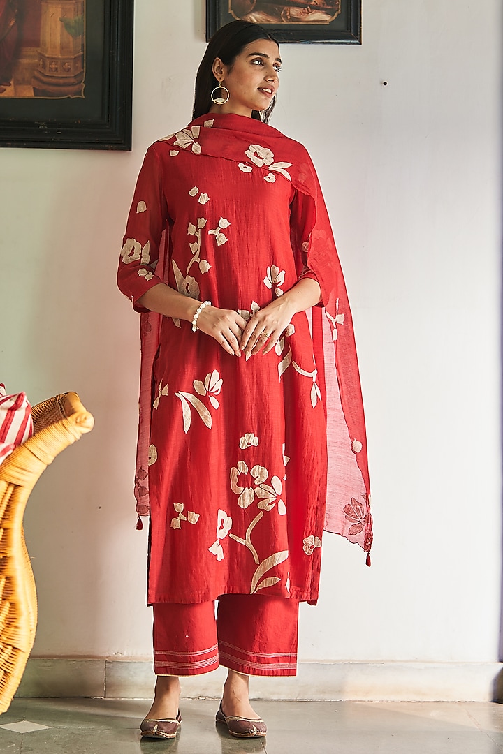 Poppy Red Muslin Cotton Floral Applique Embroidered Kurta Set by Vaayu