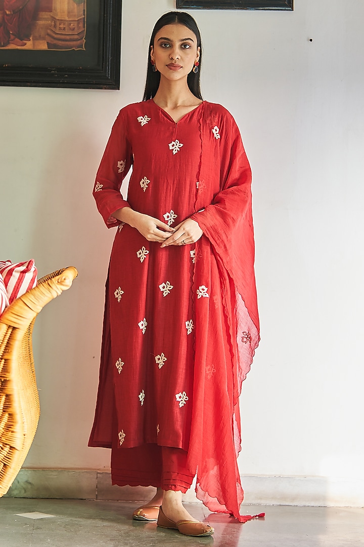 Poppy Red Muslin Cotton Floral Applique Embroidered Kurta Set by Vaayu