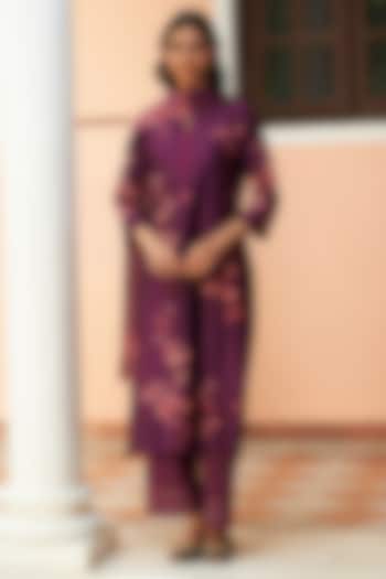 Amethyst Muslin Cotton Floral Embroidered Kurta Set by Vaayu at Pernia's Pop Up Shop