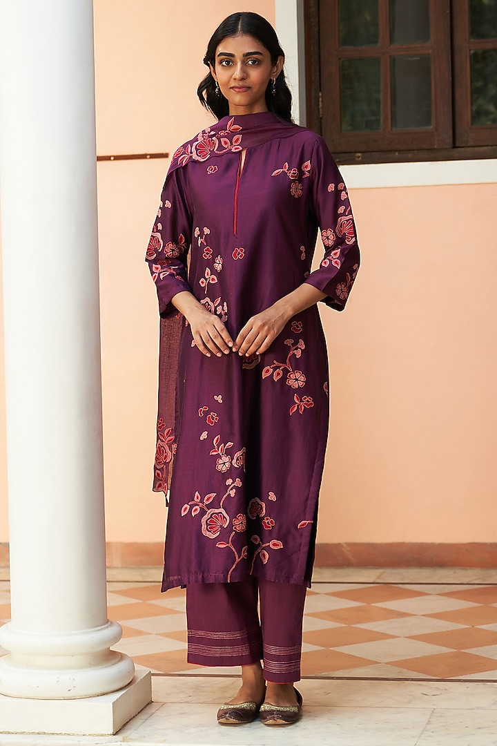 Amethyst Muslin Cotton Floral Embroidered Kurta Set by Vaayu at Pernia's Pop Up Shop