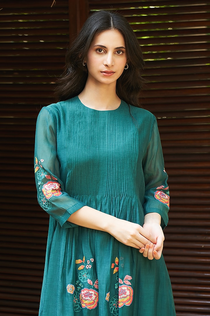 Emerald Muslin Cotton Floral Embroidered Co-Ord Set by Vaayu at Pernia's Pop Up Shop