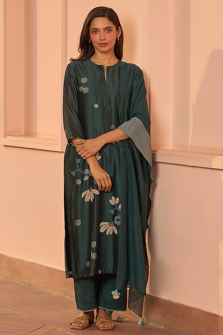 Jade Giza Silk Embroidered Kurta Set by Vaayu at Pernia's Pop Up Shop
