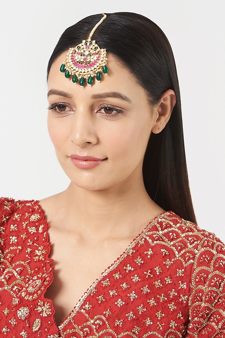 Gold Finish Green Stone & Kundan Polki Maang Tikka by VASTRAA Jewellery at Pernia's Pop Up Shop