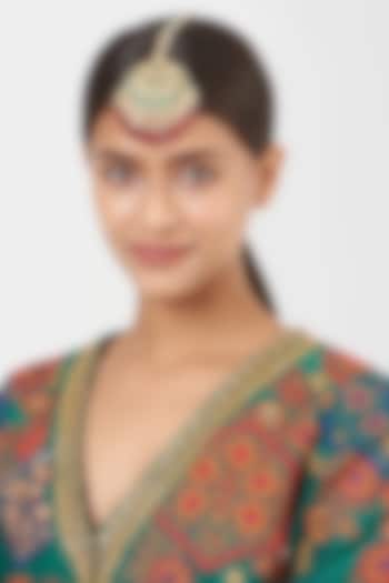 Gold Finish Kundan Polki & Red Stone Maang Tikka by VASTRAA Jewellery at Pernia's Pop Up Shop