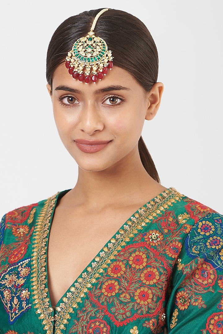 Gold Finish Kundan Polki & Red Stone Maang Tikka by VASTRAA Jewellery at Pernia's Pop Up Shop