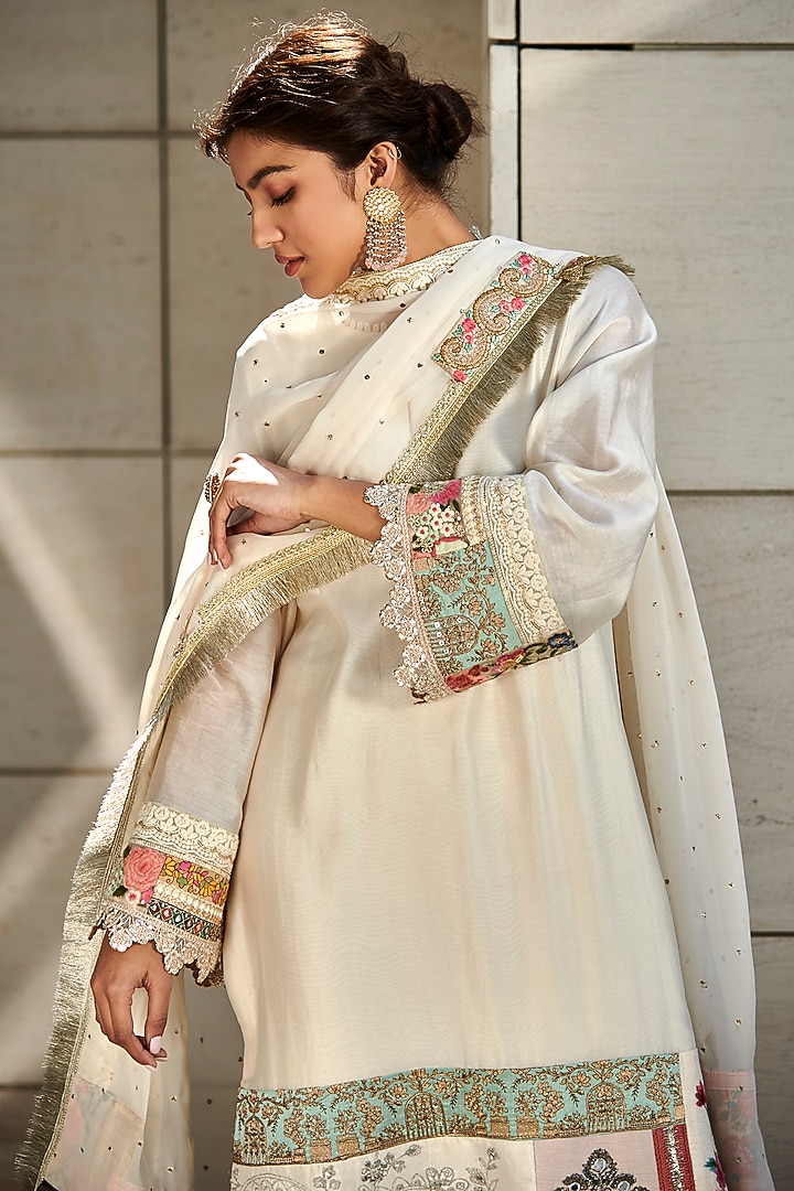 Ivory Chanderi Kurta Set With Patch Work by Varun Bahl at Pernia's Pop Up Shop