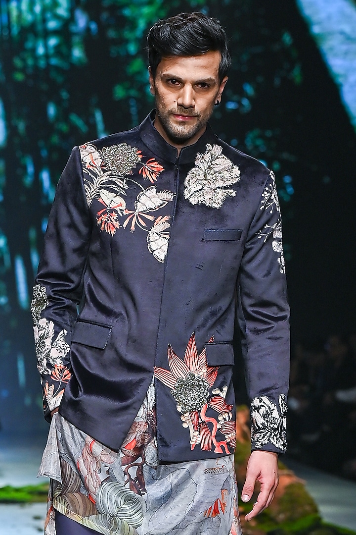 Black Velvet Floral Embellished Groom Bandhgala Set by Varun Bahl Men at Pernia's Pop Up Shop