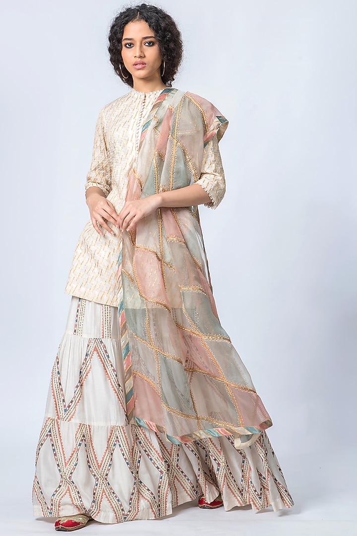 Ivory Embroidered Kurta Set by Verb by Pallavi Singhee at Pernia's Pop Up Shop