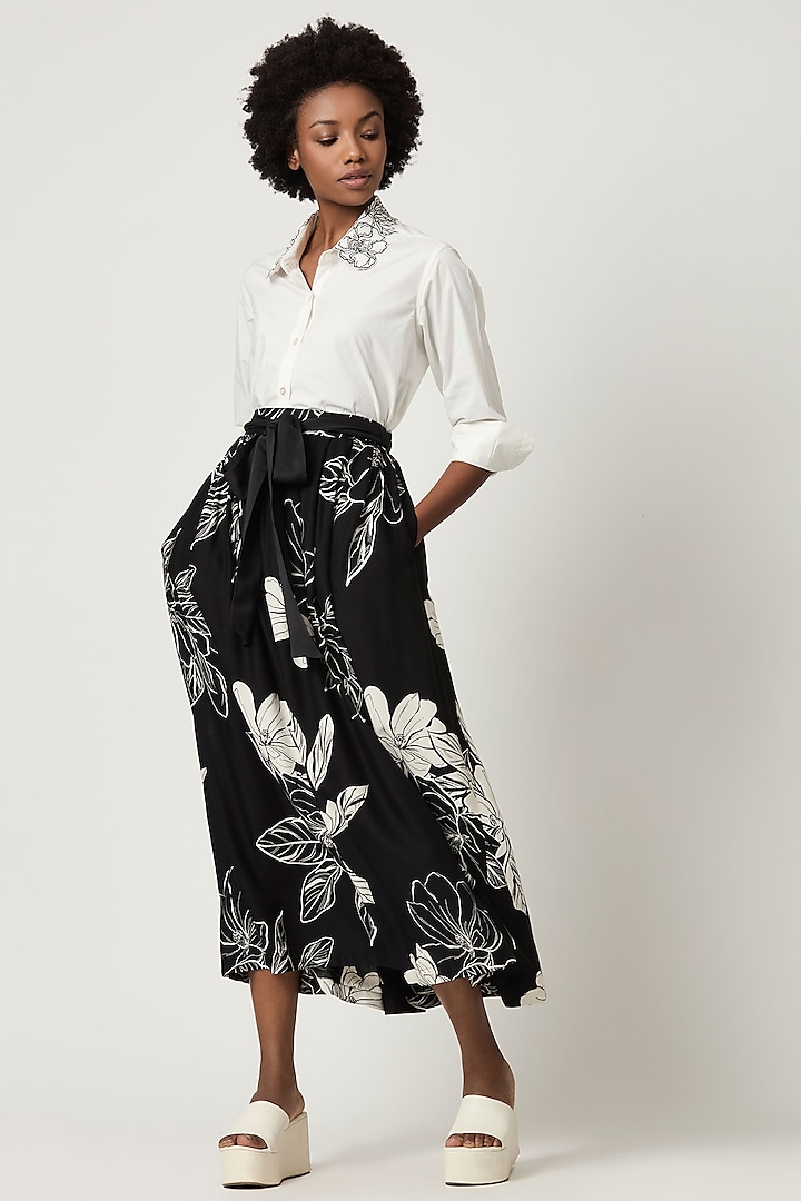 Black & White Rayon Floral Printed Box Pleated Skirt by Varun Bahl Pret at Pernia's Pop Up Shop