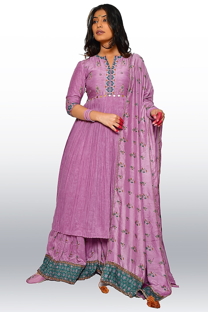 Light Purple Hand Embroidered Kurta Set by Vaibhavi & Sejal