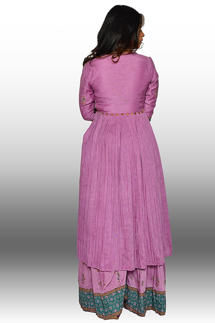 Light Purple Hand Embroidered Kurta Set by Vaibhavi & Sejal at Pernia's Pop Up Shop