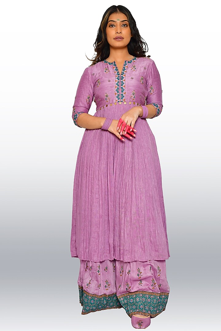 Light Purple Hand Embroidered Kurta Set by Vaibhavi & Sejal at Pernia's Pop Up Shop