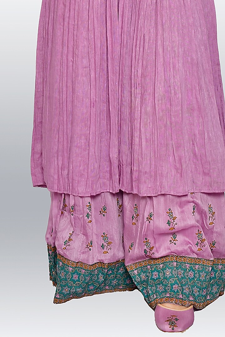 Light Purple Hand Embroidered Kurta Set by Vaibhavi & Sejal at Pernia's Pop Up Shop