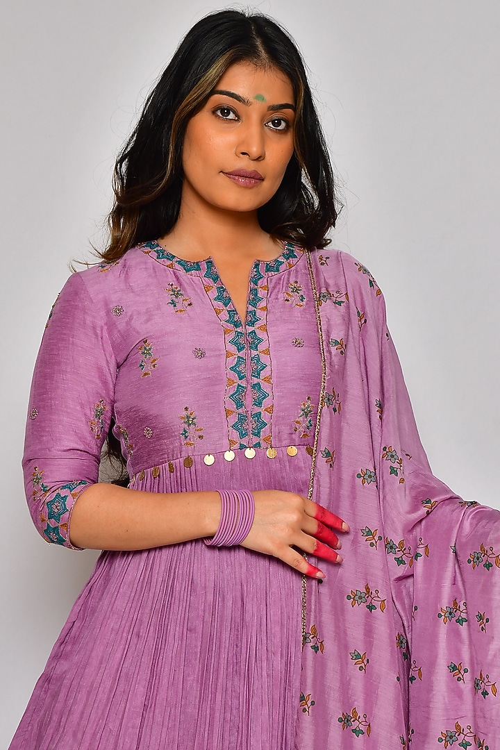 Light Purple Hand Embroidered Kurta Set by Vaibhavi & Sejal at Pernia's Pop Up Shop