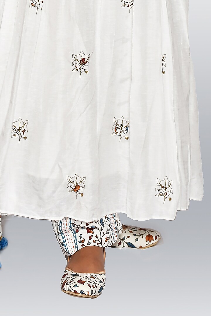 White Hand Embroidered Party Wear Anarkali Set by Vaibhavi & Sejal at Pernia's Pop Up Shop