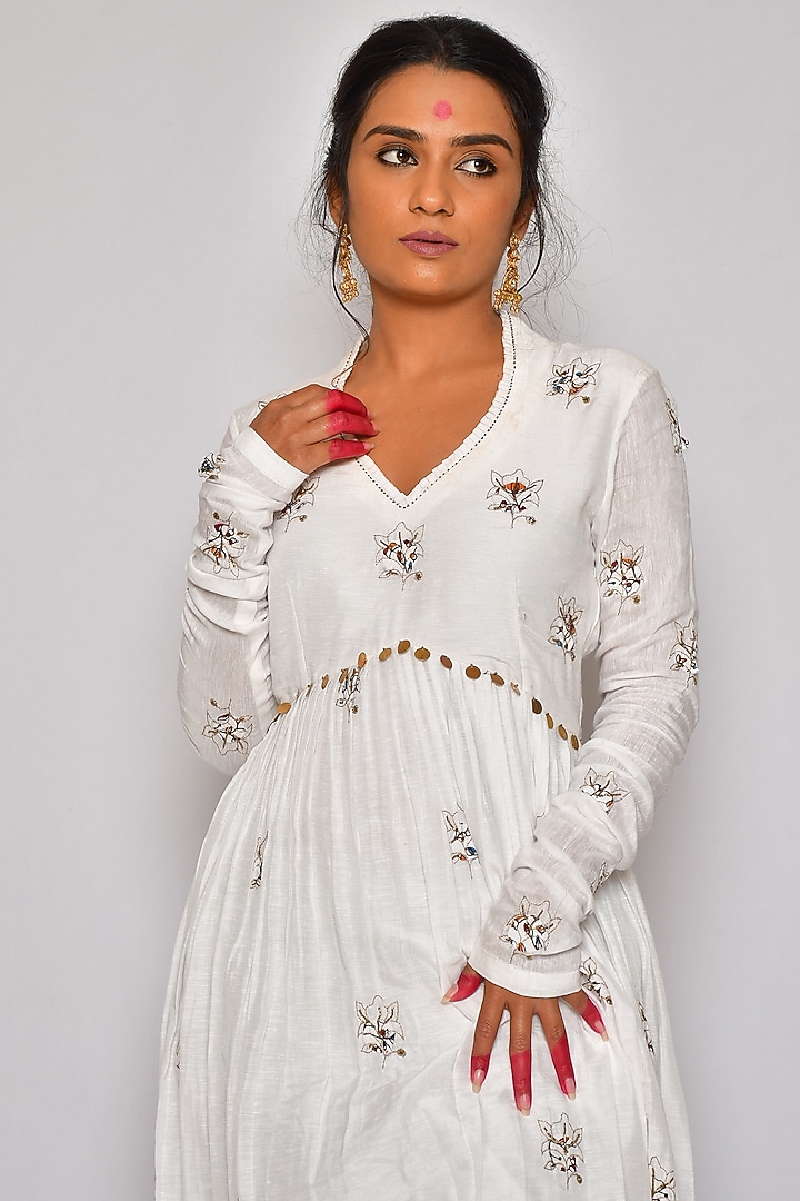 White Hand Embroidered Party Wear Anarkali Set by Vaibhavi & Sejal at Pernia's Pop Up Shop