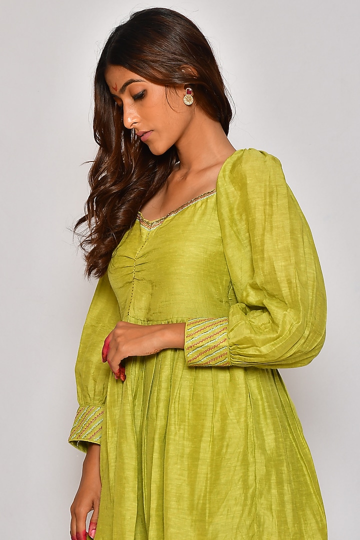Leaf Green Hand Embroidered Short Kurta Set by Vaibhavi & Sejal at Pernia's Pop Up Shop