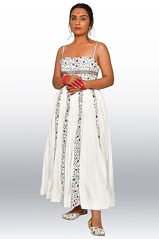 White Muslin Silk Kurta Set by Vaibhavi & Sejal