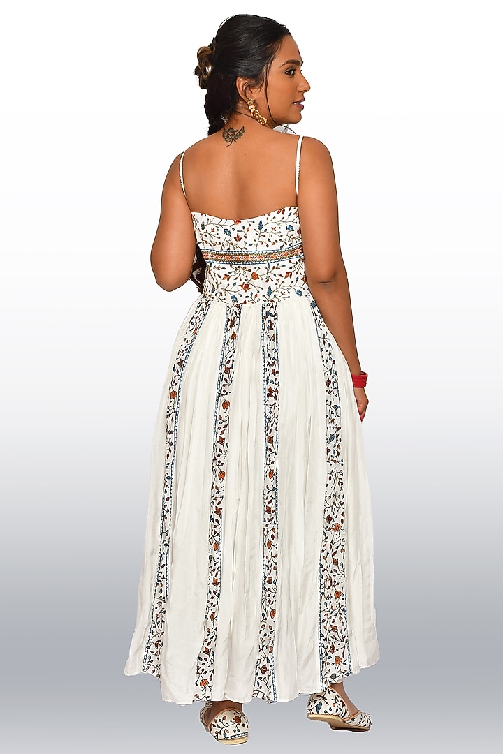 White Muslin Silk Kurta Set by Vaibhavi & Sejal at Pernia's Pop Up Shop