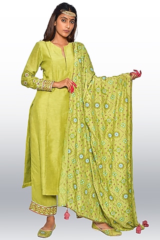 Green Embroidered Kurta Set by Vaibhavi & Sejal