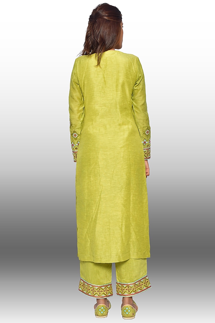 Green Embroidered Kurta Set by Vaibhavi & Sejal at Pernia's Pop Up Shop
