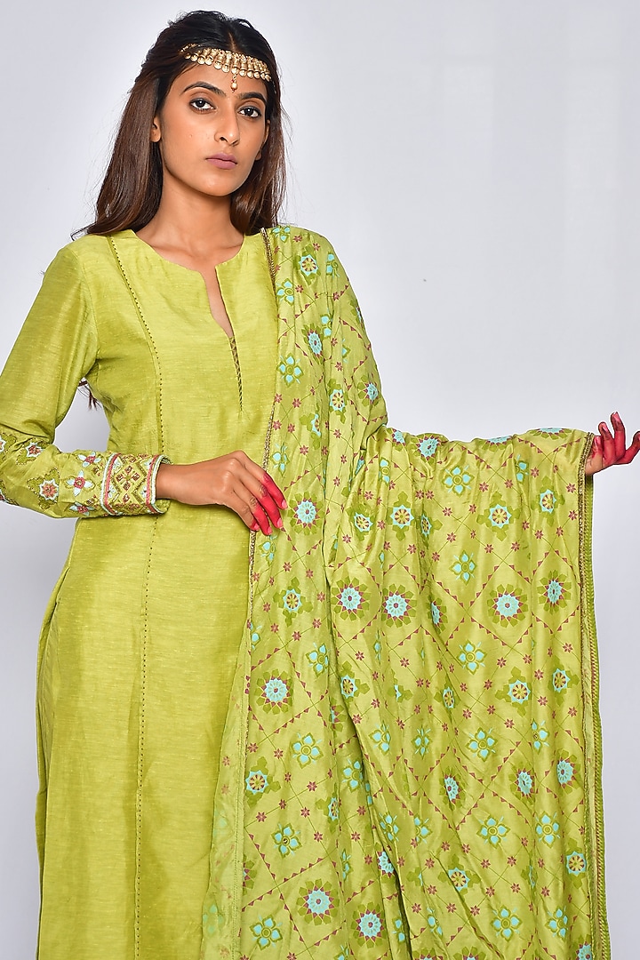 Green Embroidered Kurta Set by Vaibhavi & Sejal at Pernia's Pop Up Shop