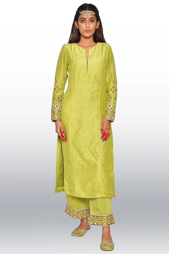 Green Embroidered Kurta Set by Vaibhavi & Sejal at Pernia's Pop Up Shop