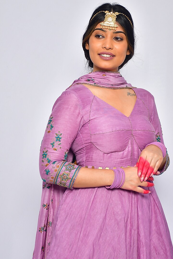 Mauve Hand Embroidered Kurta Set by Vaibhavi & Sejal at Pernia's Pop Up Shop