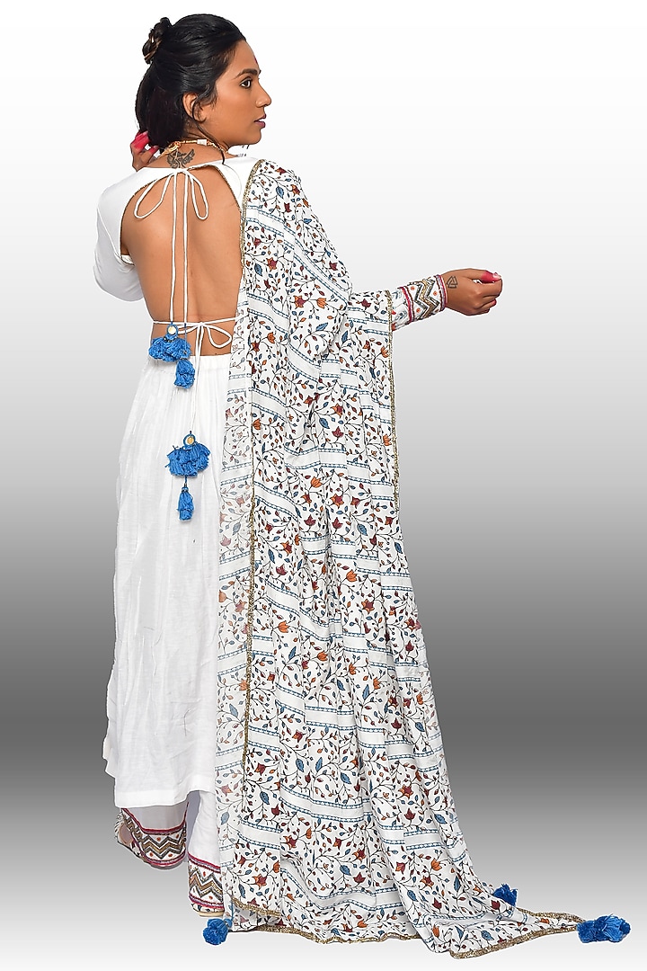 White Linen Silk Kurta Set by Vaibhavi & Sejal at Pernia's Pop Up Shop