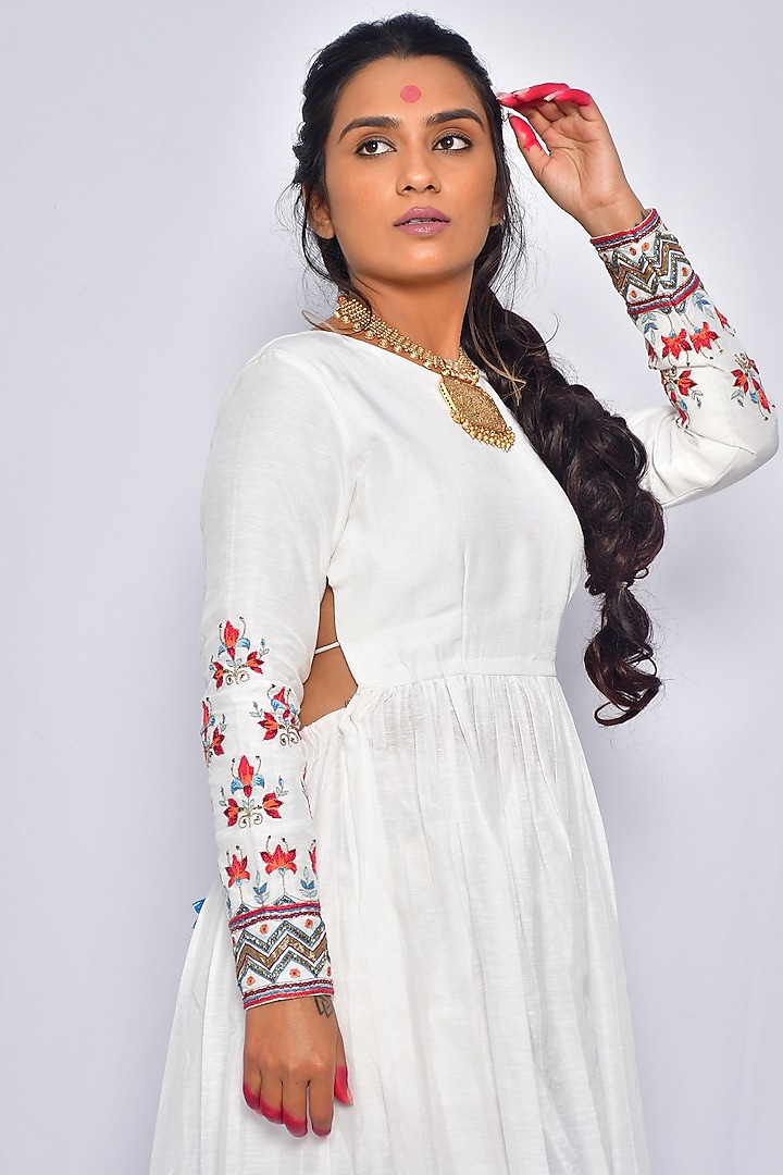 White Linen Silk Kurta Set by Vaibhavi & Sejal at Pernia's Pop Up Shop
