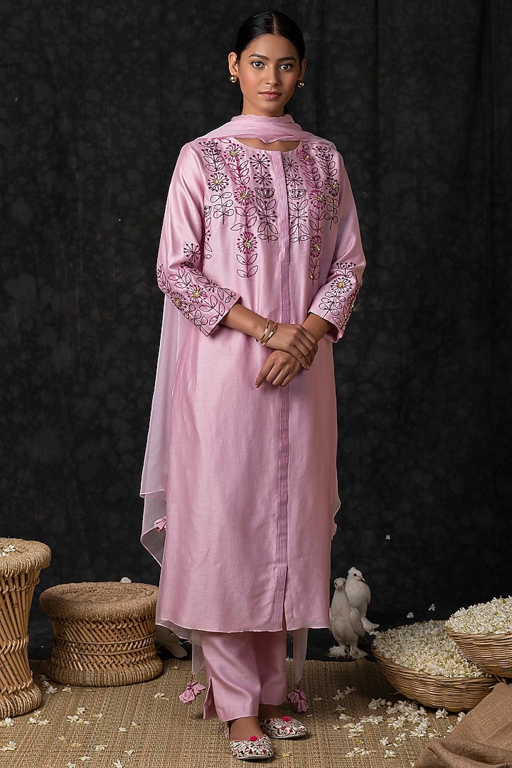 Pink Embroidered Kurta Set by Vidushi Gupta at Pernia's Pop Up Shop