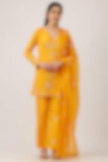 Yellow Modal Silk Thread Hand Embroidered Kurta Set by Vidushi Gupta at Pernia's Pop Up Shop