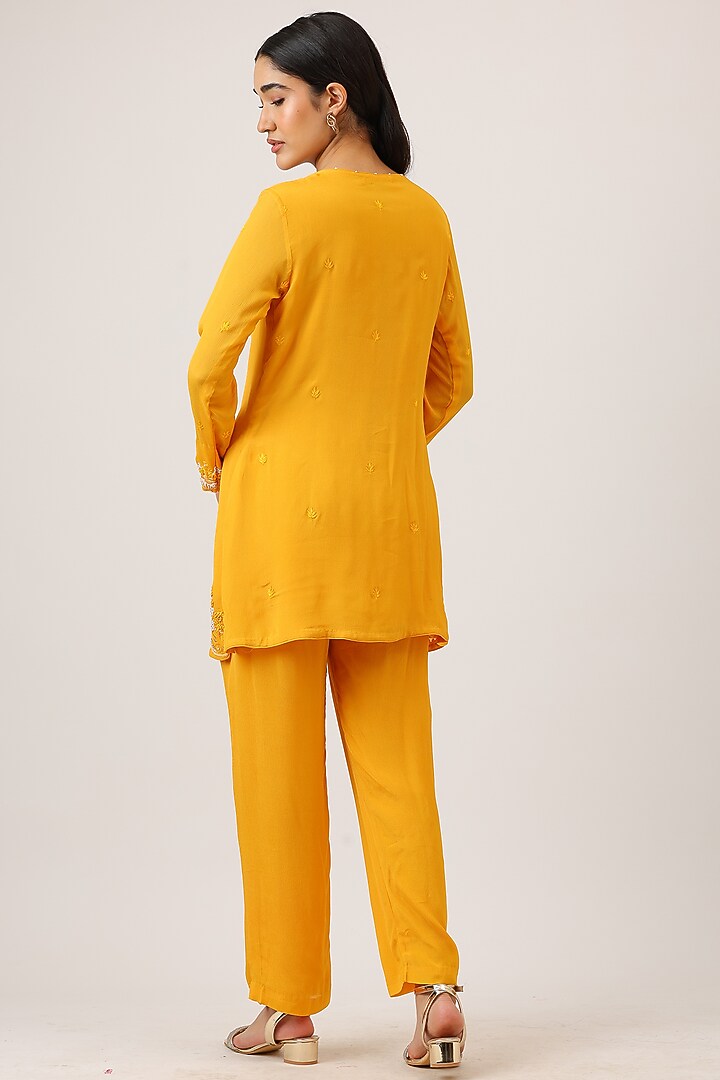 Yellow Modal Silk Thread Hand Embroidered Kurta Set by Vidushi Gupta at Pernia's Pop Up Shop