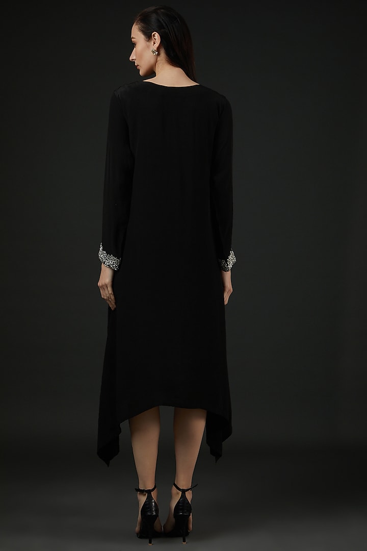 Black Crepe Embroidered Kurta by Vedika Soni at Pernia's Pop Up Shop