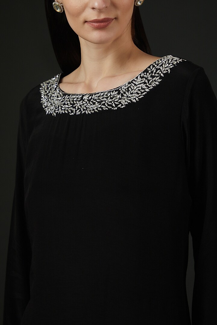 Black Crepe Embroidered Kurta by Vedika Soni at Pernia's Pop Up Shop