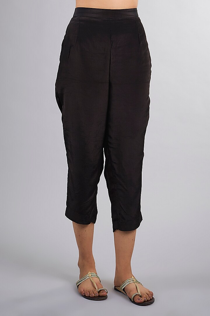 Black Crepe Hand Embroidered Kurta Set by Vedika Soni at Pernia's Pop Up Shop